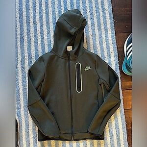 Nike Boys Sz L tech fleece hoodie olive colour in perfect condition